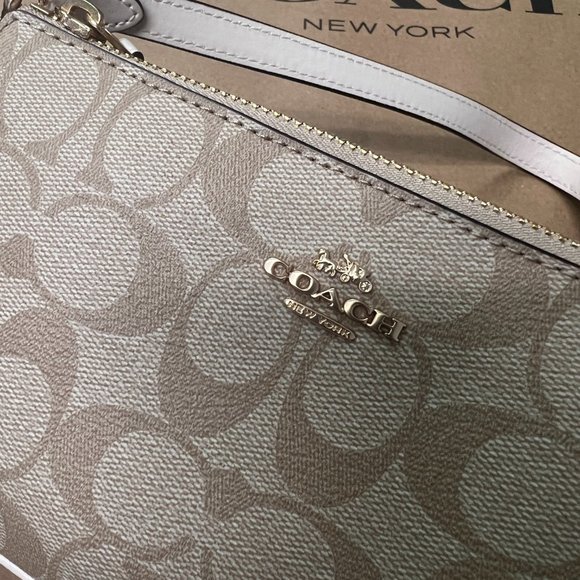 coach Nolita 19 In Signature Canvas cs442 - Picture 5 of 7